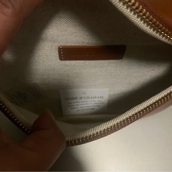 NWOT MARK & GRAHAM 100% LEATHER CROSSBODY SLING BAG IN HAZELNUT
